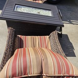 SET DE PATIO 2 CHAIR/PILLOWS 1 FIRE PIT 