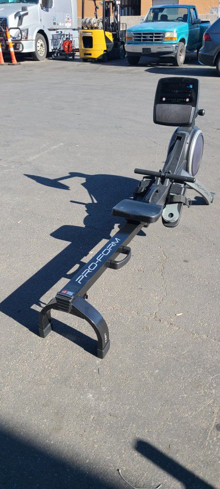 Proform 750R Rowing machine - Folds up for storage- Magnetic resistance - 199$  