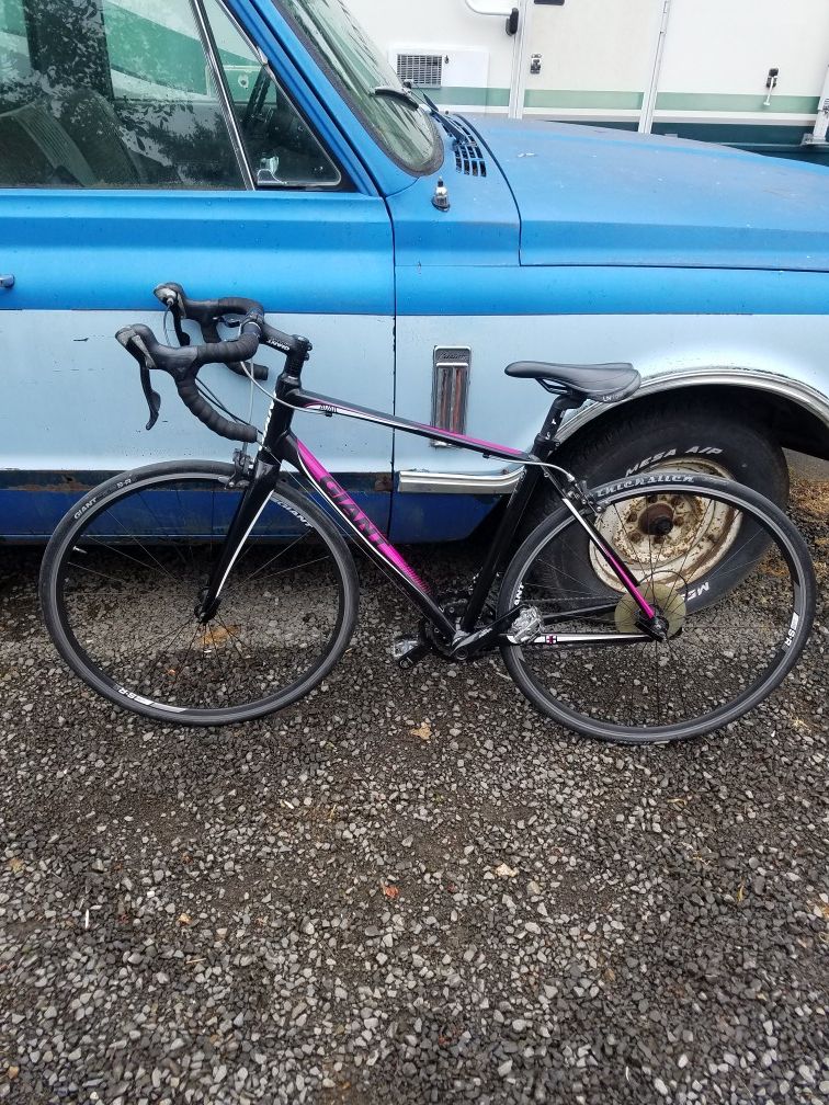 Giant Avail Midium size 18 speed Lady road bike in VGC