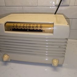 Vintage Wards Airline Radio. Works! Nice condition. Model 94BR-1526A. See pictures to determine exact information and details. Shows some normal wear 