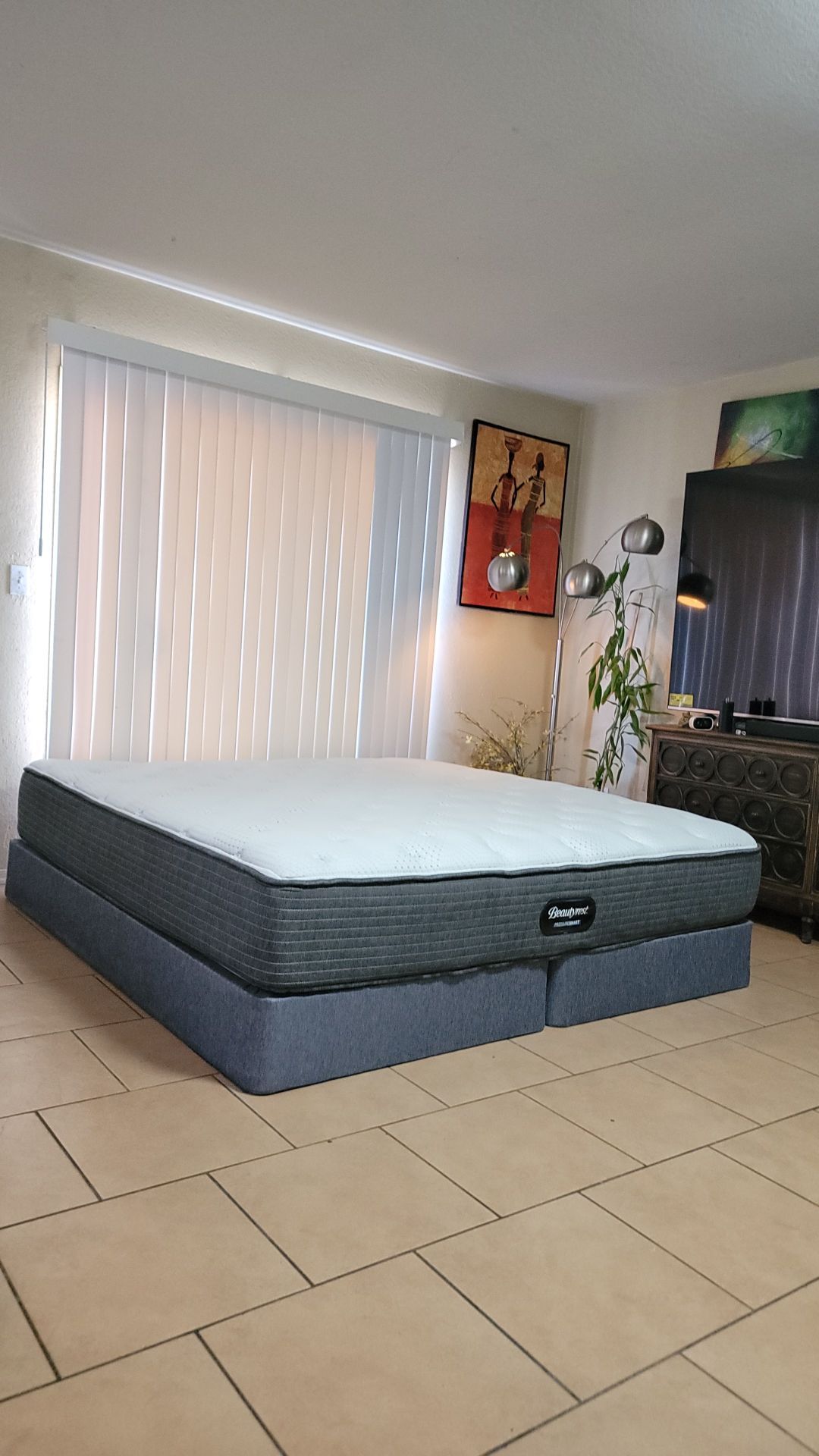 VERY NICE LIKE NEW KING SIZE PRESURE SMART MATTRESS AND BOXSPRINGS FOR SALE! IN EXCELLENT CONDITION, FREE DELIVERY