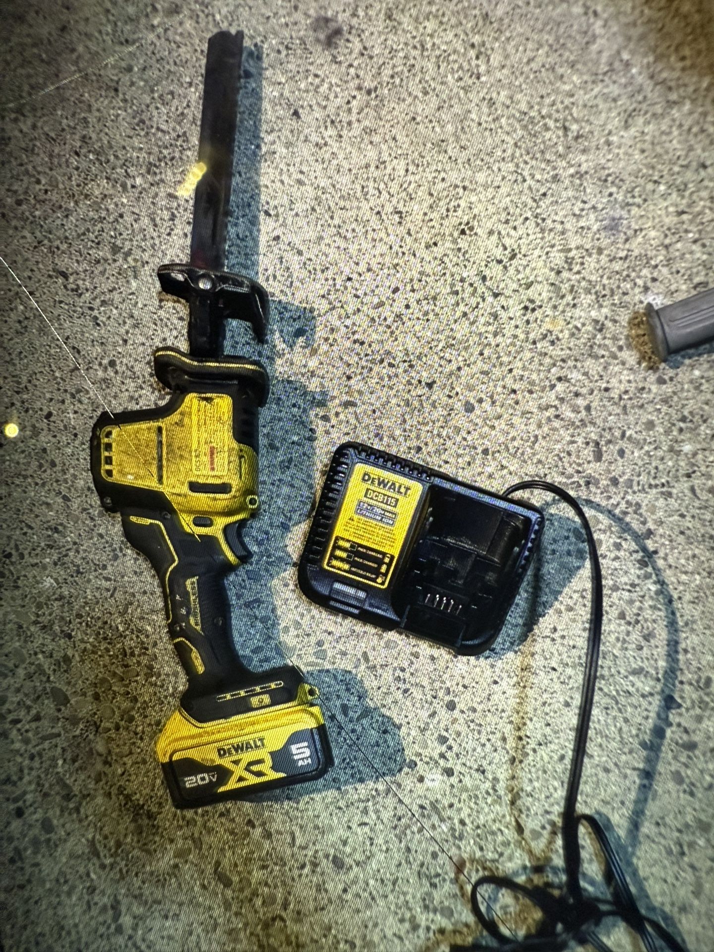 Dewalt End Battery With Charger