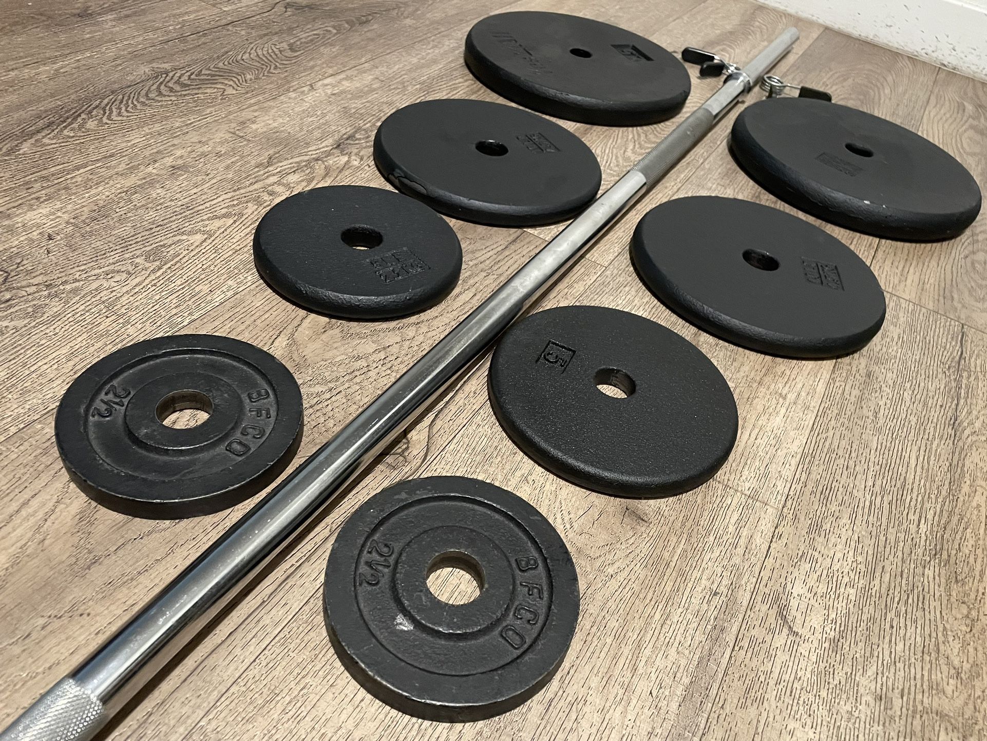 6 ft Standard Barbell With Weight Plates [total: 105 lbs]