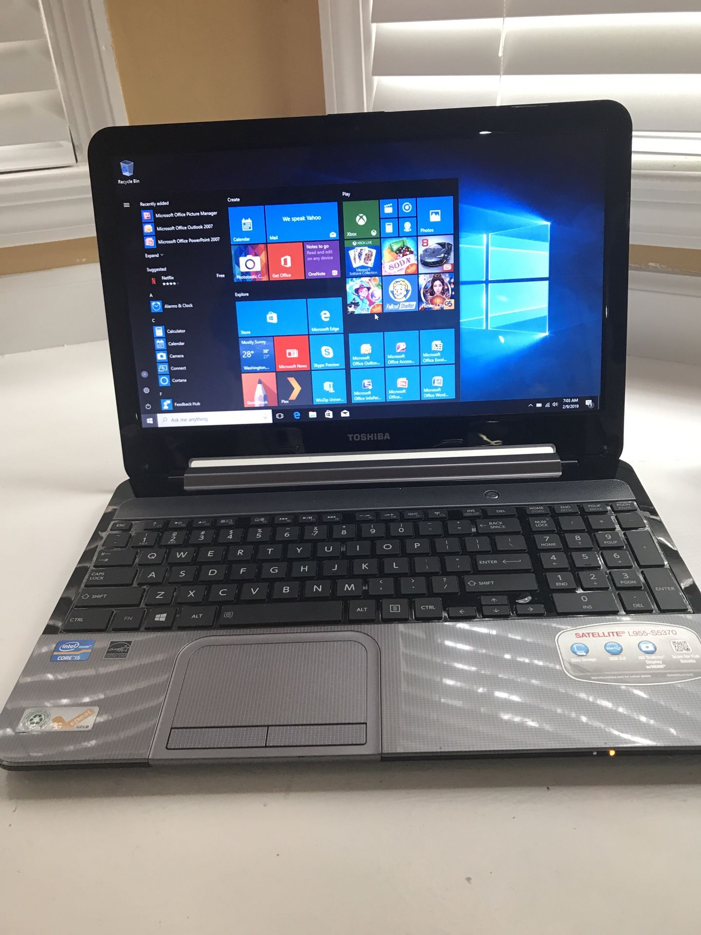 Toshiba Satellite Laptop i5 6GB Ram 1TB Hybrid HDMI