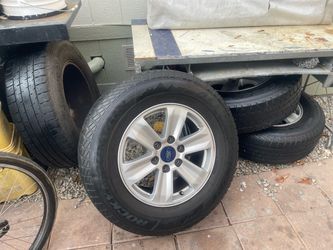 Vendo sed de rines con llantas ford. F150 le kedan  a cuakier f150 muy buenas condiciones  y buen precio