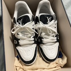 LV trainer sneaker,black, size 8