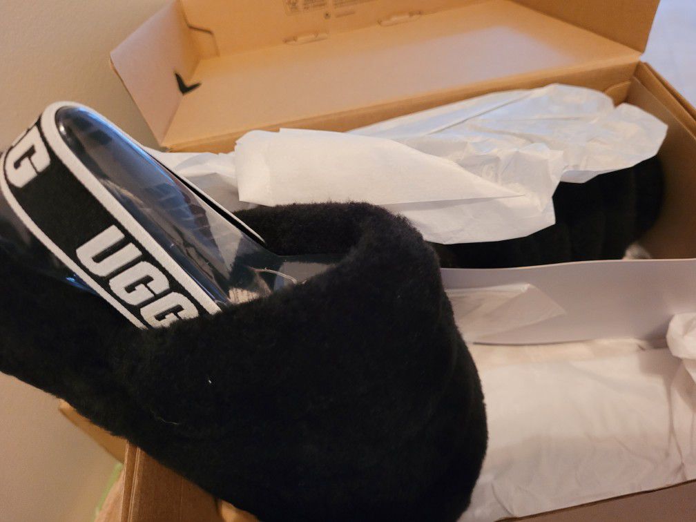 New UGGs slip on - New - size 6 & 7