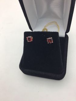 14k Yellow Gold Garnet Stud Earrings 5mm