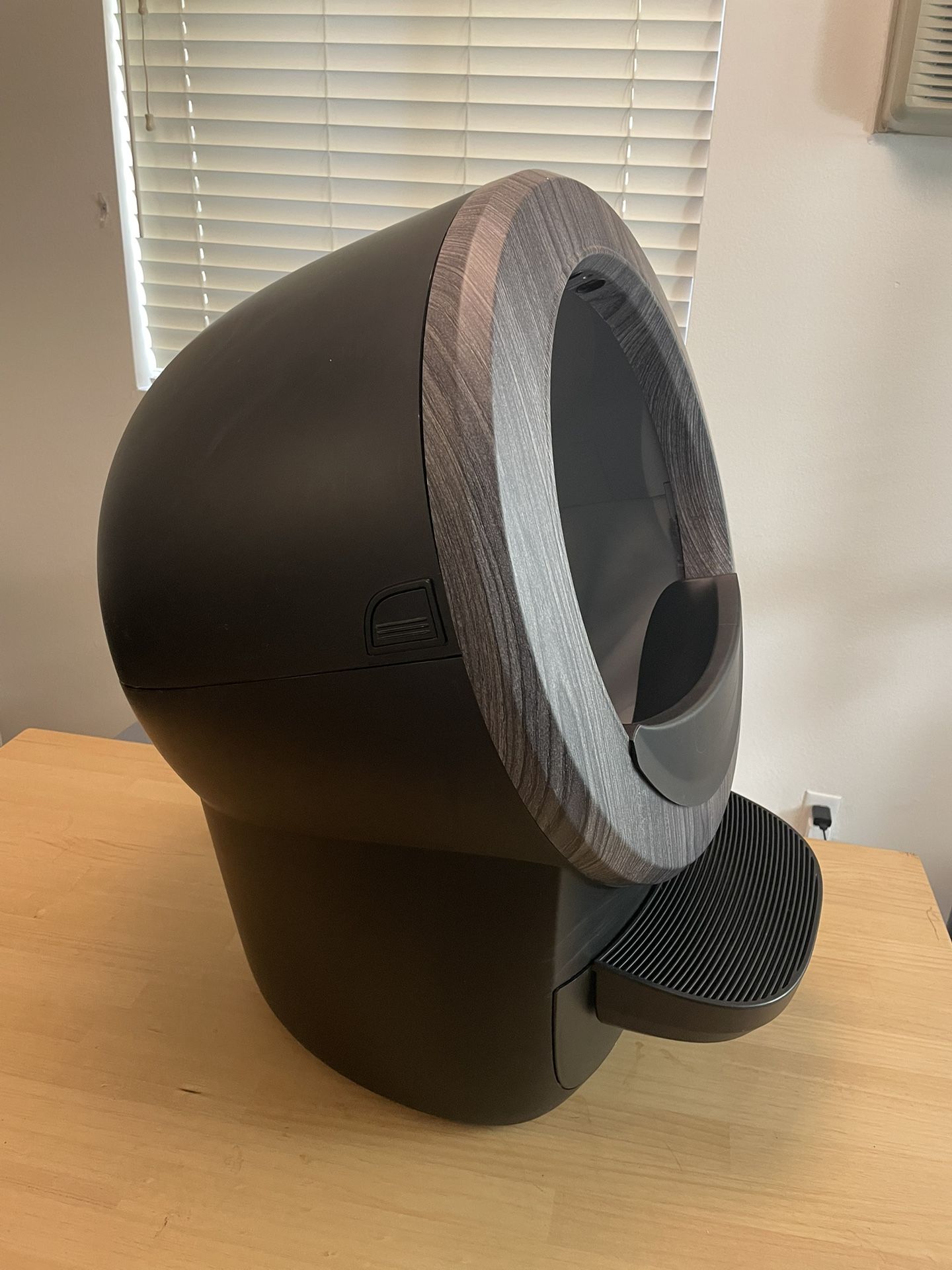 Whisker Litter-Robot 4 Self Cleaning Litter Box (Black with Woodgrain Bezel)