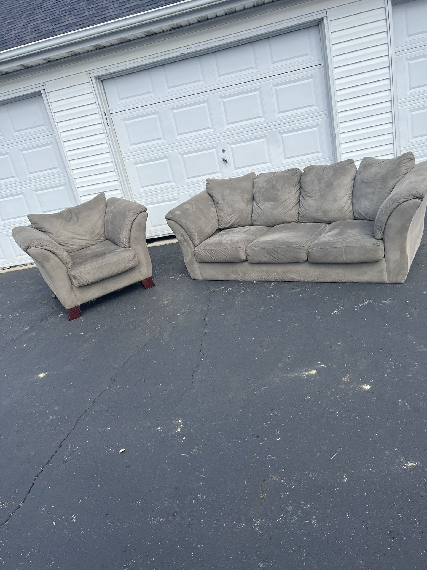 Used Comfy Couch Sofa FREE DELIVERY for Sale in Marysville, OH OfferUp
