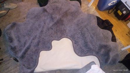 Mon Chateau Luxury Rug Collection Faux Sheepskin Throw Rug Decor GRAY\Leather backing appx 60x48 LIKE NEW