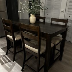 Ashley Furniture - Dining Table + 4 Chairs 