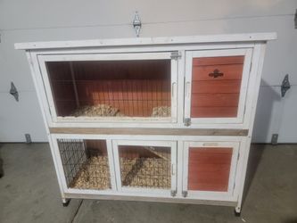 Rabbit hutch like new must see
