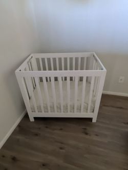 foldable mini crib