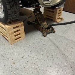Vintage 1 1/2 Ton Floor Jack 