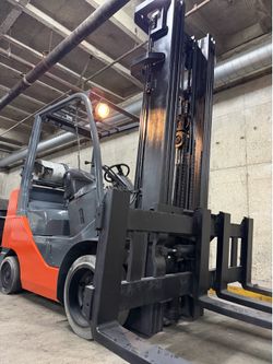TOYOTA M8 forklift,6600 lb,3 stage, side shift, LOW HOURS