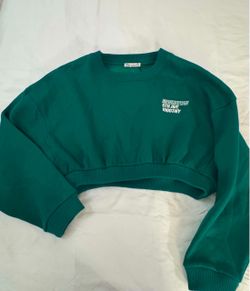This is a dark green Zara cropped crewneck sweatshirt featuring a contrasting white "Manhattan 5th Ave 10003NY" chest text graphic Size LARGE