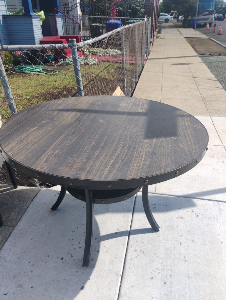 Table W.4 Chairs Nice Must See $250. Are Negotiable