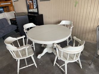 Dinnig table 4 chairs