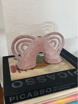 Kemi H:5'' Handmade Terracotta Table Vase signal vase features sculptural W8"