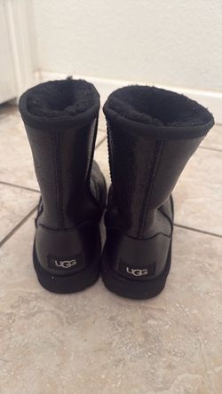New Uggs size 4 de Nina
