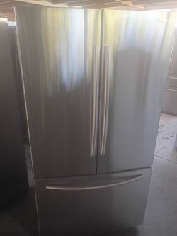 Vendó yelera grande de 3 puertas asiendo yelo