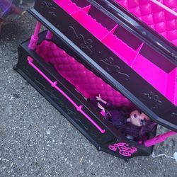 Monster High Dolls And Funiture
