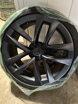 Three 2023 Tesla Model S wheels/tires, all 3 wheels good condition, just needs 2 new tires
