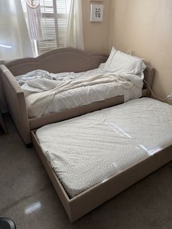 Daybed with trundle