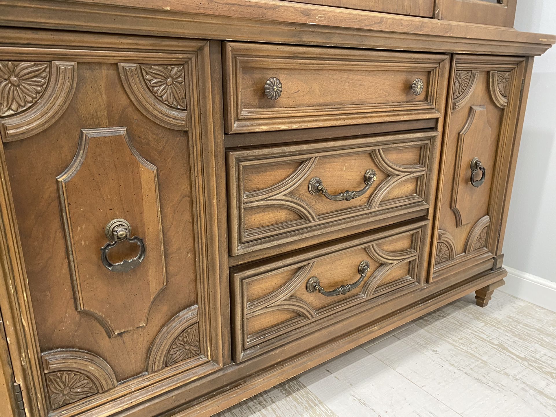 China Cabinet / Hutch, Solid Wood. 