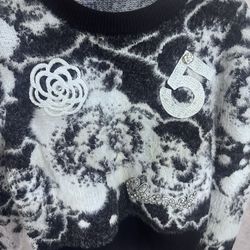 Sweater will fit M new $10