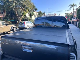 Hard Folding Tonneau Cover for Toyota Truck
