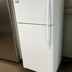 Frigidaire Top Freezer Refrigerator 18 Cu Ft With Ice Maker