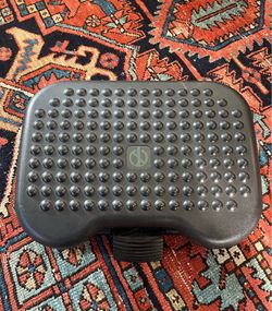 Rubbermaid height-adjustable footrest