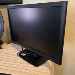 HP Compaq LE2002x Monitor With Power & Connection Cables.