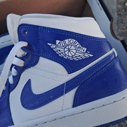 Nike Air Jordan 1 Mid "Kentucky" sneakers. Size 7 .5 in girl