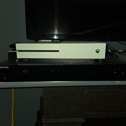 X Box one S  w/ 2 controllers and games 