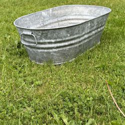 Oval metal planter tub with handles 