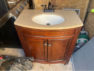 🚰 Bathroom Vanity Cabinet with Premium Delta Faucet Included