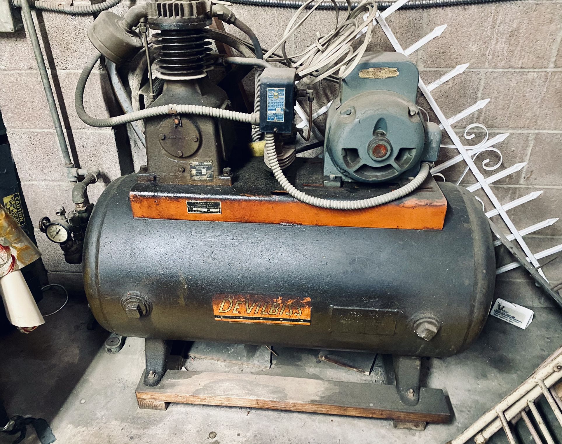 THE DEVILBISS CO. Electric Air Compressor