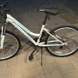 Roadmaster Granite Peak (White mountain bike) - read Discription
