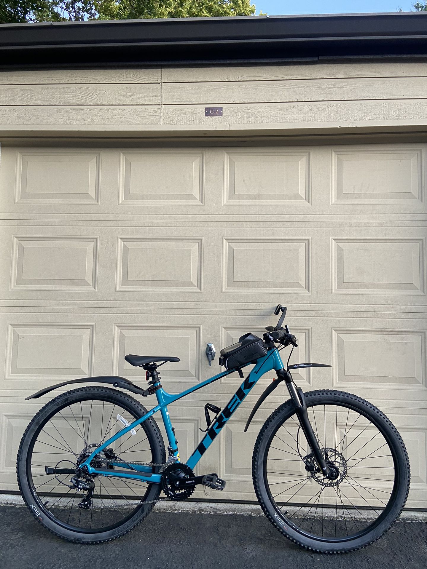 Trek Marlin 5 – 29” Hardtail Mountain Men’s Bike – Large Frame – 21 Speed Bicycle LIKE NEW