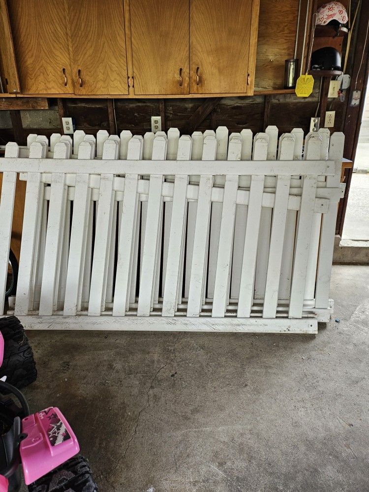 White Vinyl Fensing W Posts