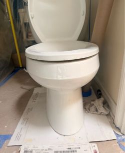 White Ceramic Kohler Toilet with Seatr
