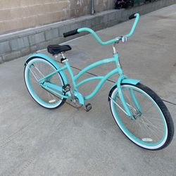 Two Hyper 26" Women's Beach Cruiser bicycle in the color seafoam and men’s black 