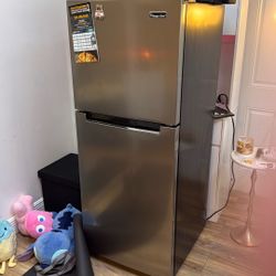 Medium Apartment Sized Fridge 