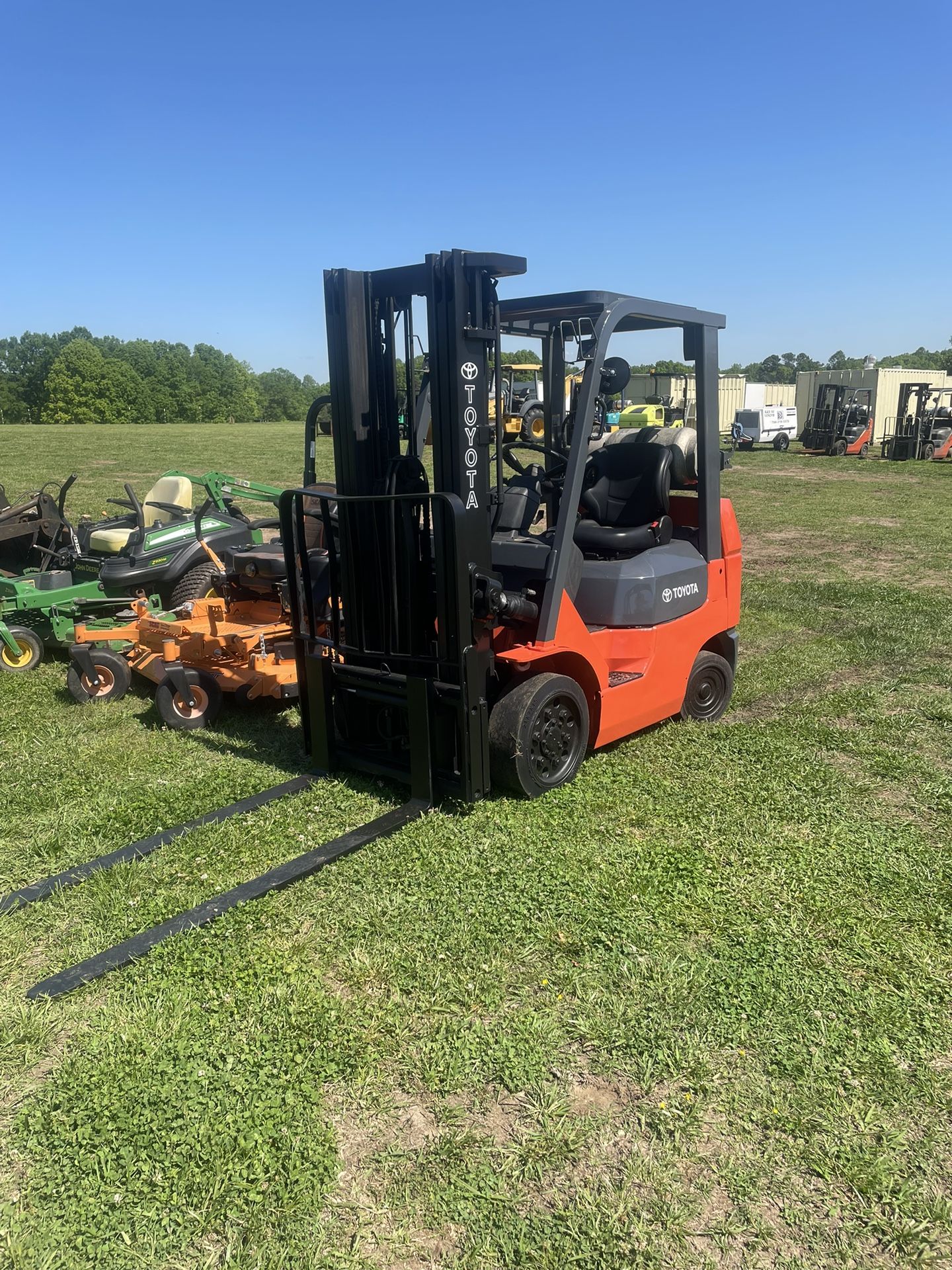 Toyota Forklift 7FGCU25 2005 3 Stage With Side Shift Propane tank included Hours 17,280 Year 2005
