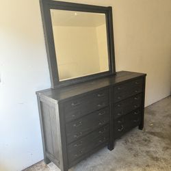 Bed Dresser & Mirror Set (Queen)