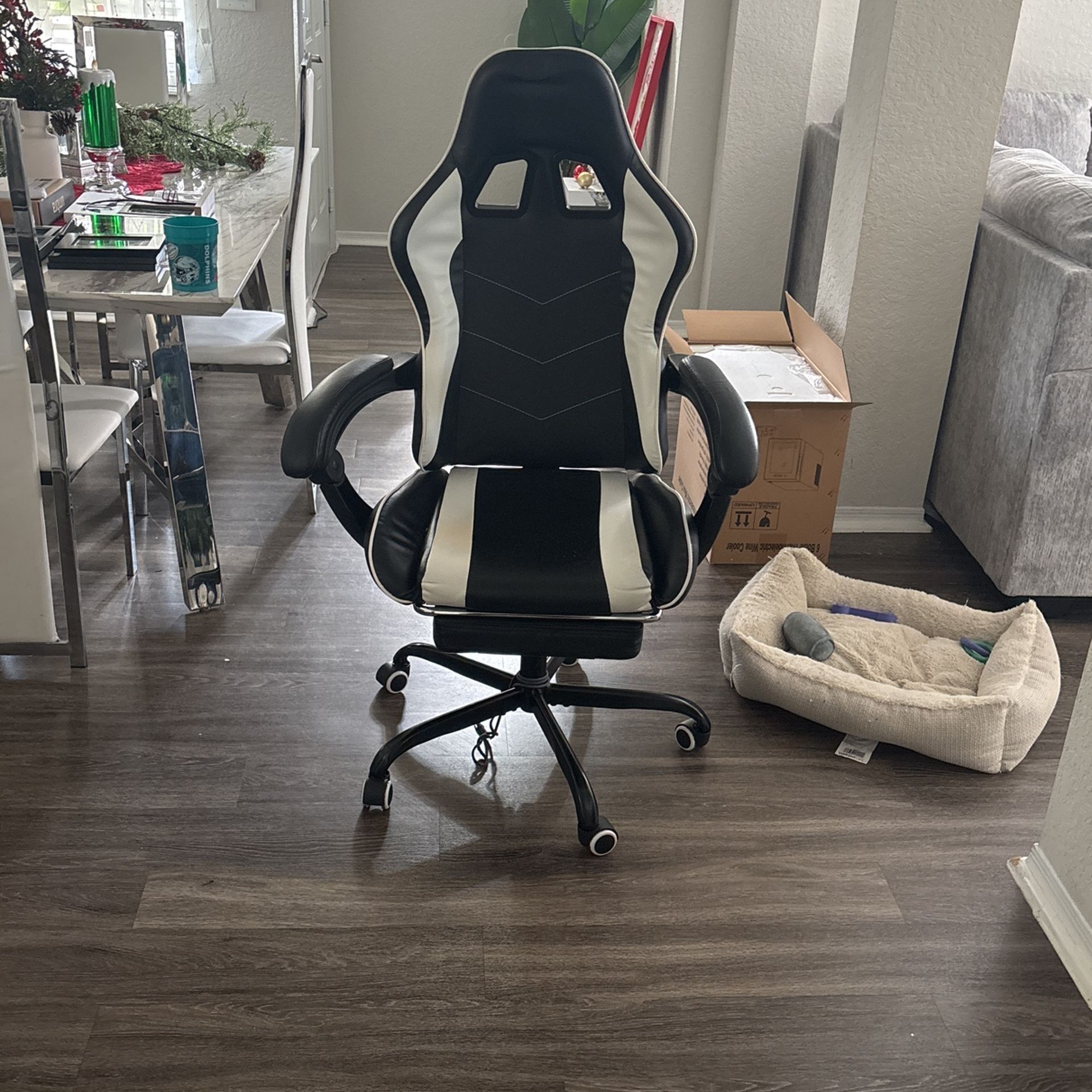 Gaming chair, perfect condition