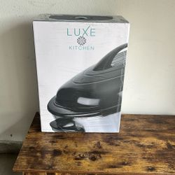 Luxe Kitchen Roaster brand new